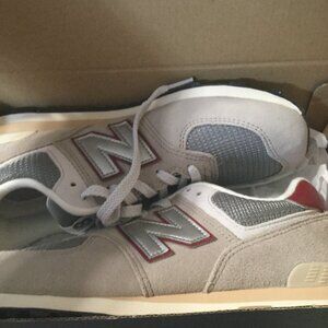 New New Balance sneakers size EU 40 new in box light brown and red